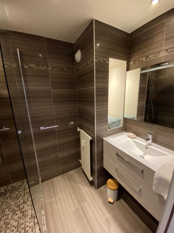Trés beau Studio dans résidence calme avec 2 piscines,parking privé et proche des commerces et plage - 5
