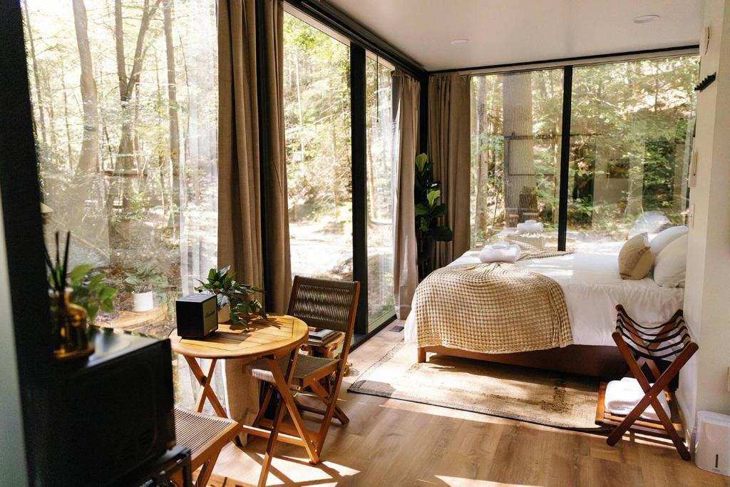 Modern Mirror Home w/ Hot-tub - “Glass House” #1, High Falls