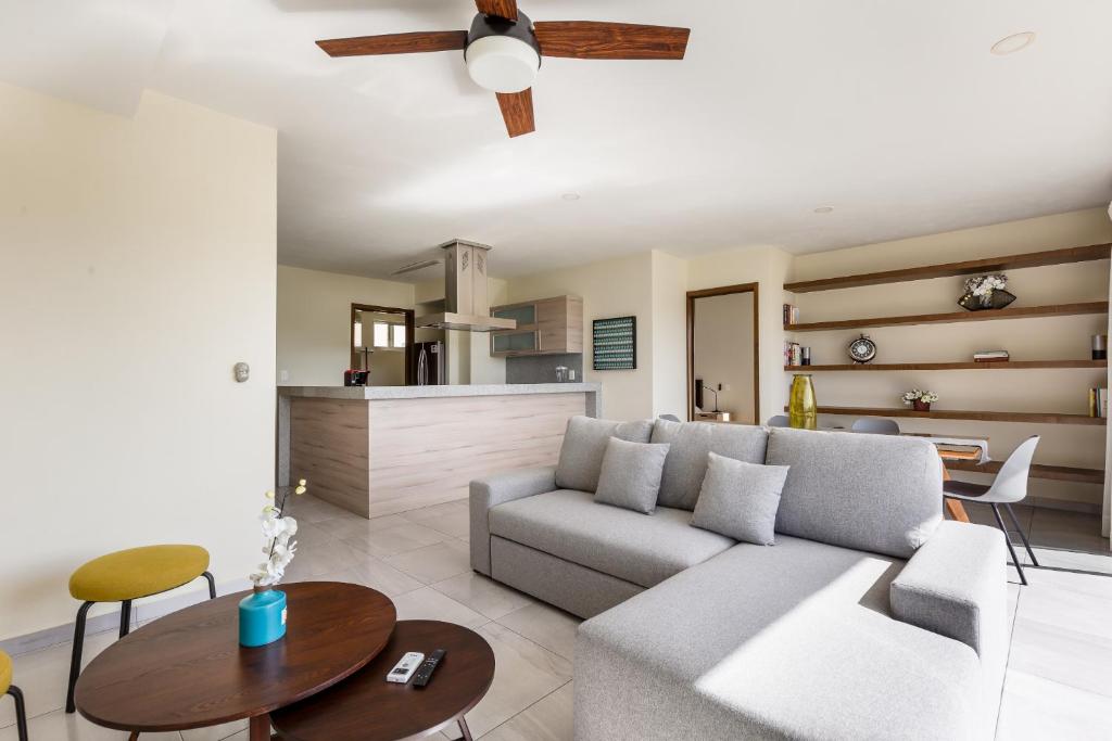 Near airport, 2 bedrooms, 4 guests, pool! - 2