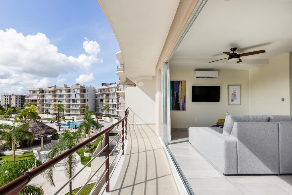 Near airport, 2 bedrooms, 4 guests, pool! - 4