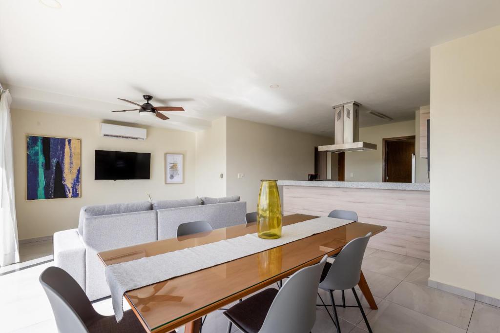 Near airport, 2 bedrooms, 4 guests, pool! - 3