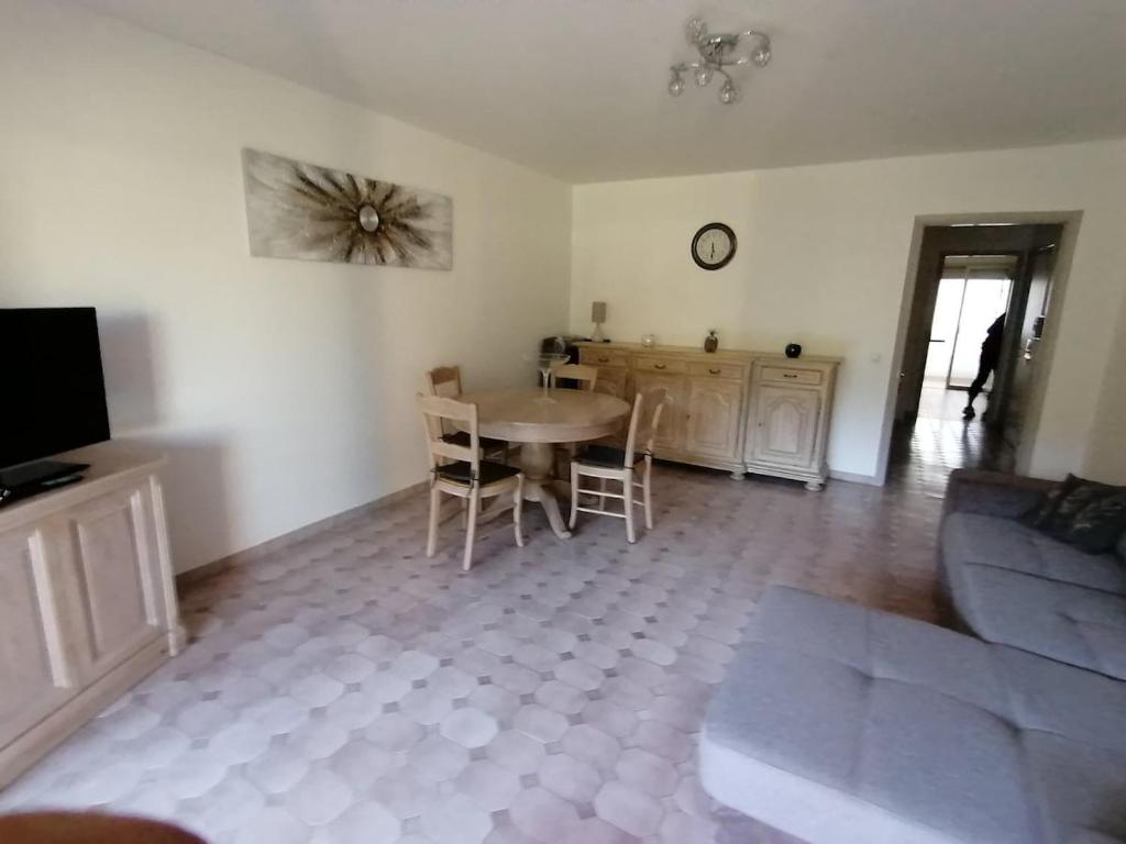 air-conditioned apartment with pool plus beach shuttle - 5