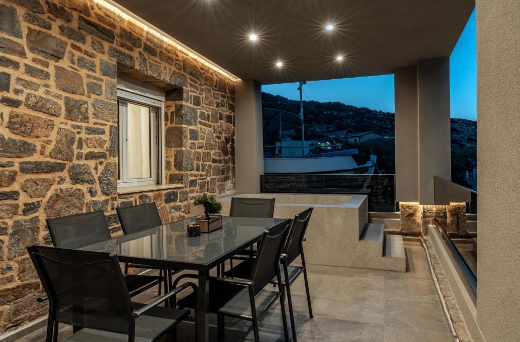 Almyra Seaside Residence 80meters from the beach, Sísai