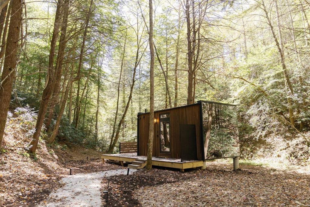 Modern Mirror Home w/ Hot-tub | “Glass House” #3, High Falls