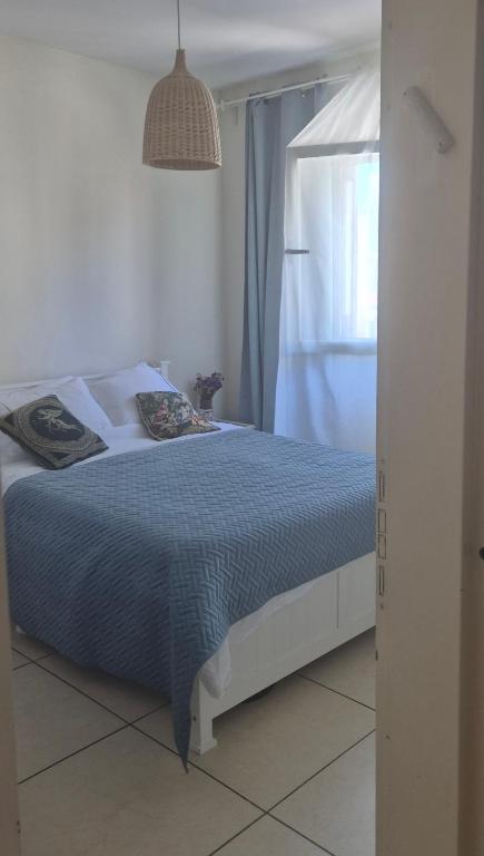 1BR Apartment with Mamad Bedroom and Parking, 250 m to the Sea and Flea Market, Tel Aviv