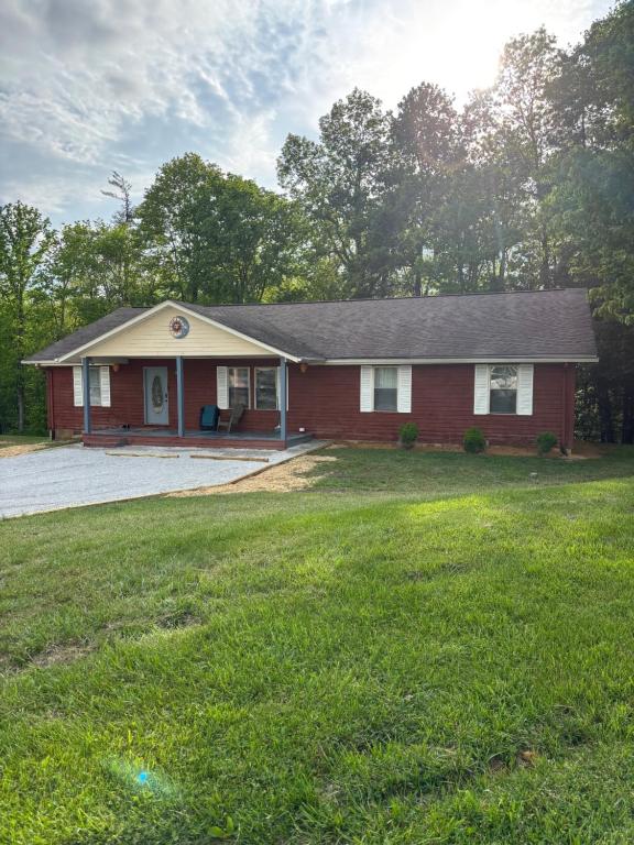 Resting Point - Hot Tub, Firepit, Spacious 4-BR Home, Rogers