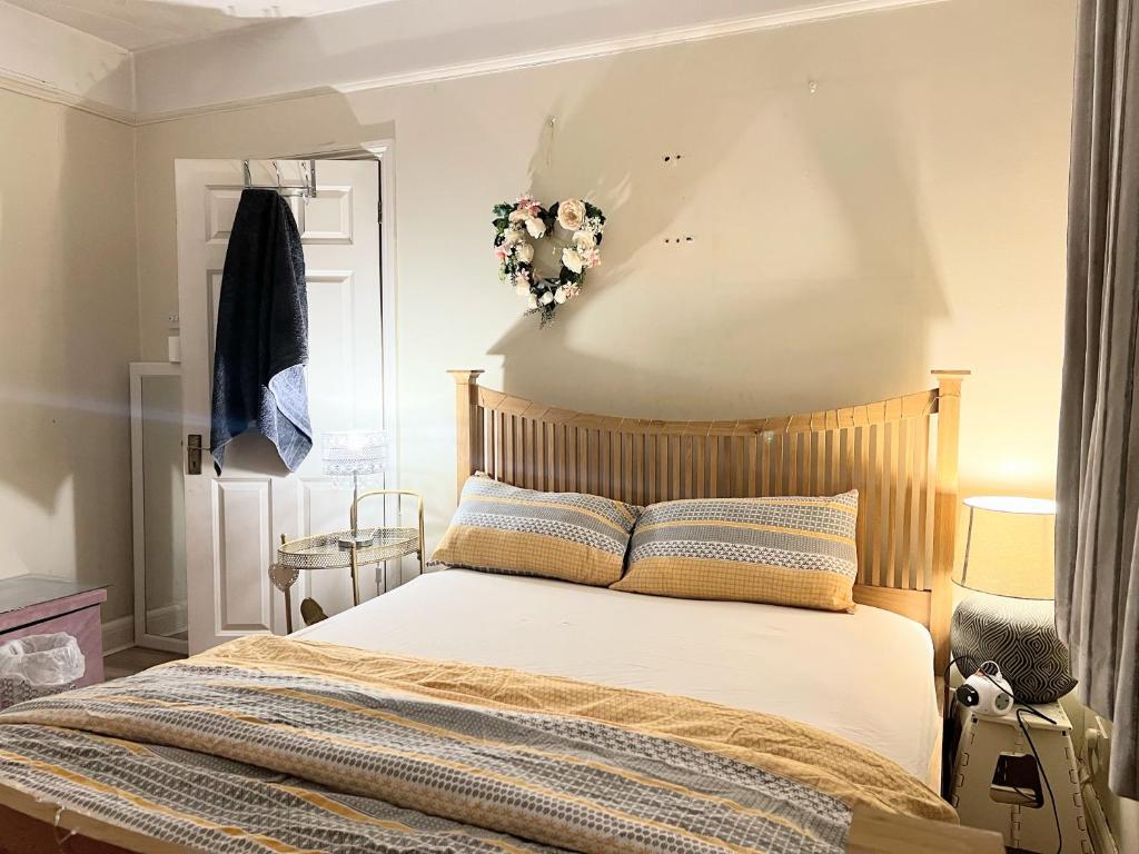 KINGSIZE Bedroom Ground Floor, Feltham