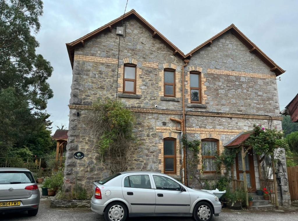 Oaklands, Bickington