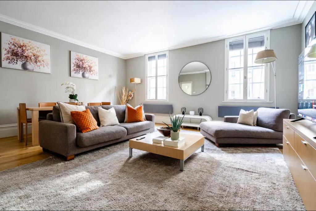 Covent Garden 4 Bed Luxury Apartment, Londra