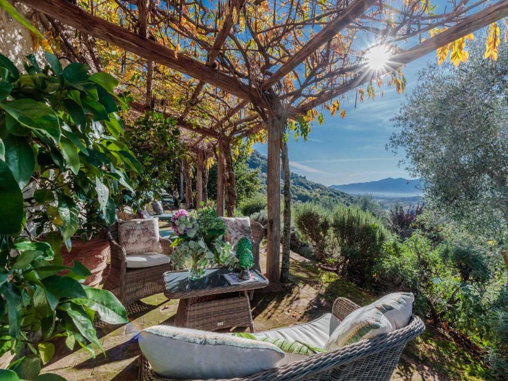 Villa in Tuscany with Infinity Pool and Views - 4