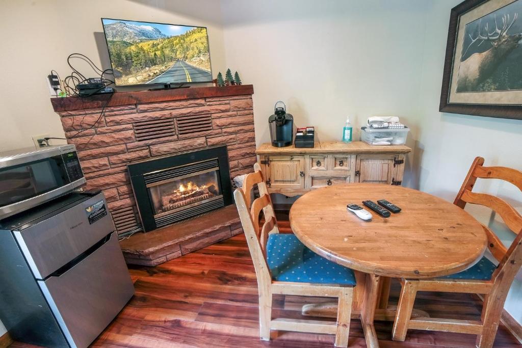 Sunnyside Knoll- 10 studio, Estes Park