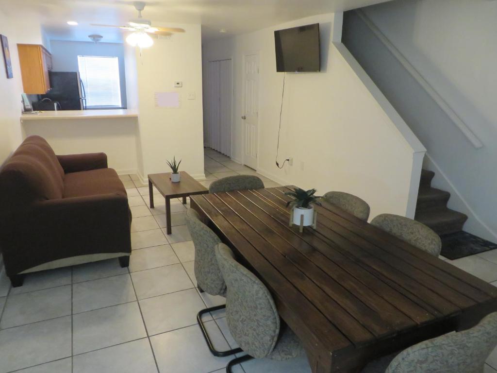 Close to Store & Airport, Kenner