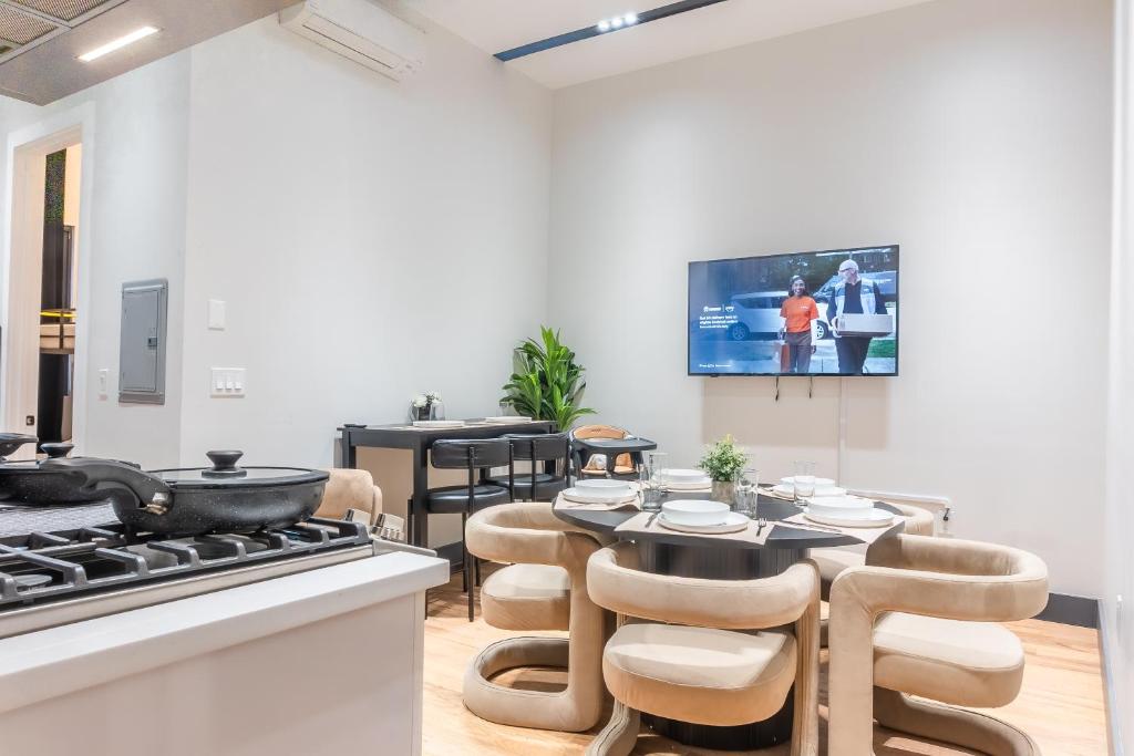 Highend Hideaway Duplex with 1 FREE Parking, backyard and deck, pool table, 2 Kings plus 2 Baths, Sleeps 10, 2 Floors! 20 PERCENT OFF, Hoboken