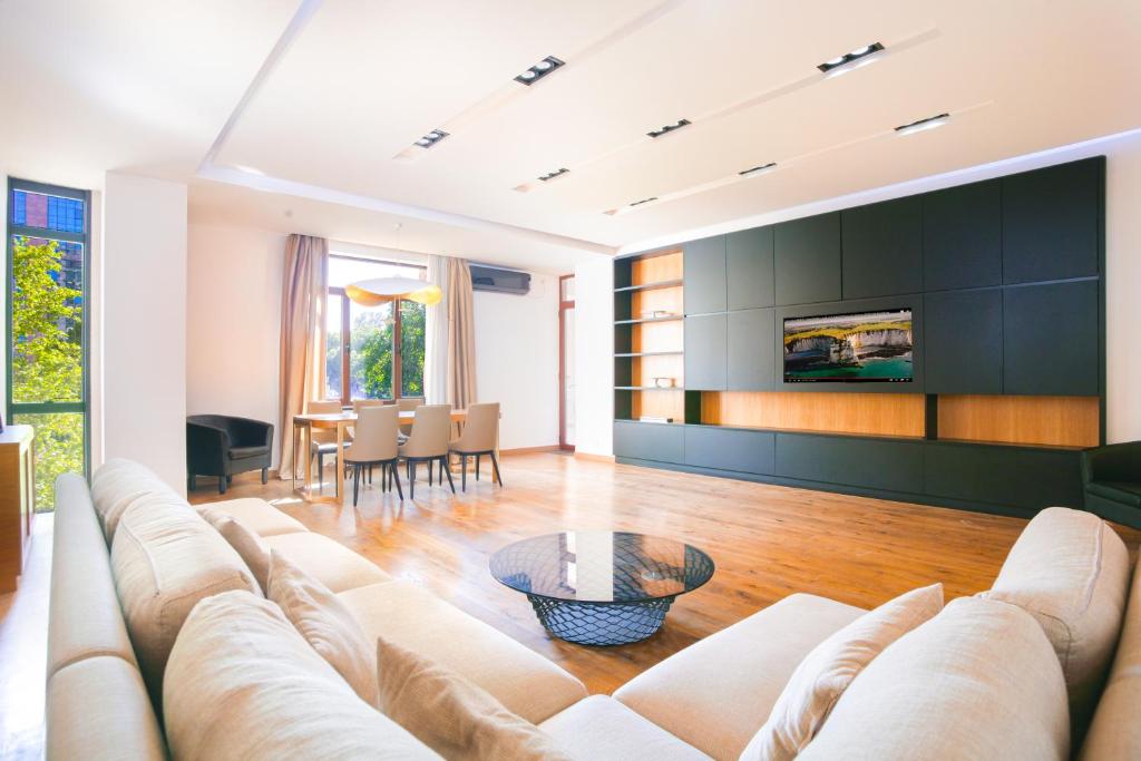 Ideally Designed 2 Bedrooms, Great Balcony View, Jerevan