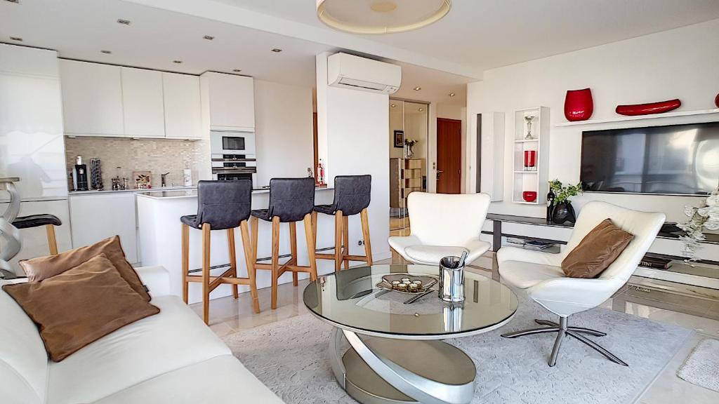 Bright 2-Bedroom apartment with terrace & parking - 1