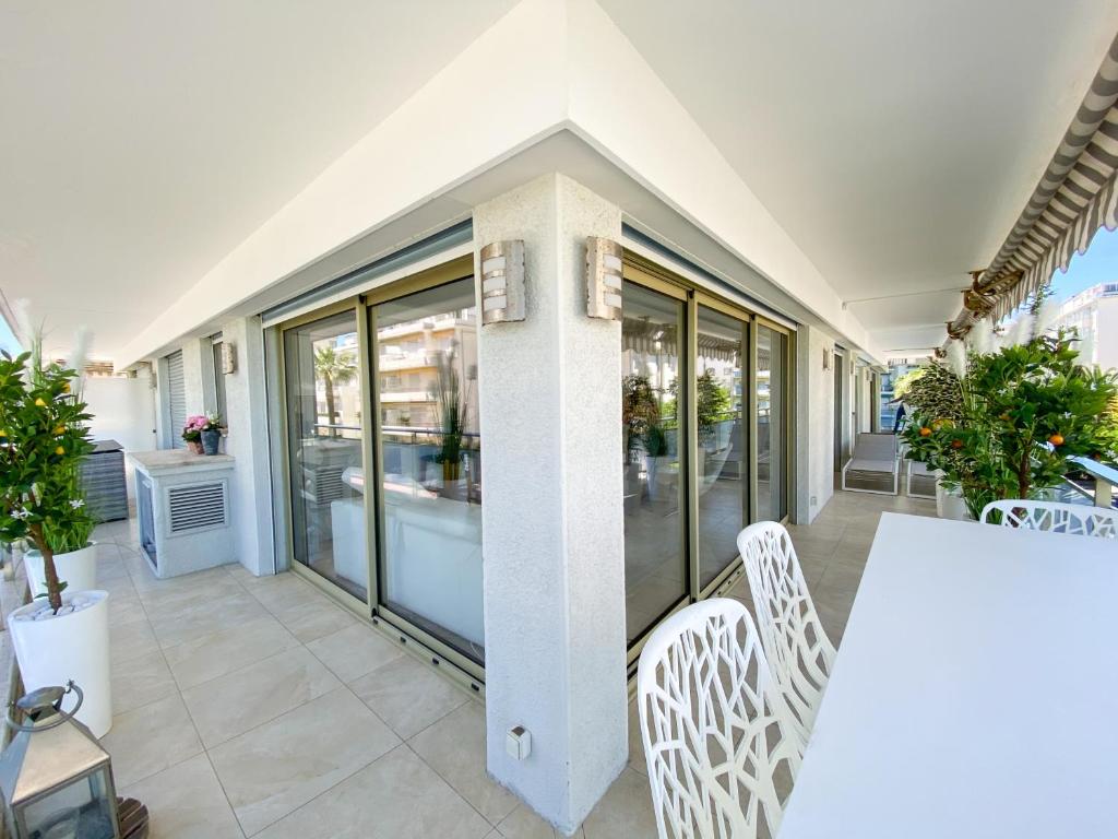 Bright 2-Bedroom apartment with terrace & parking - 2