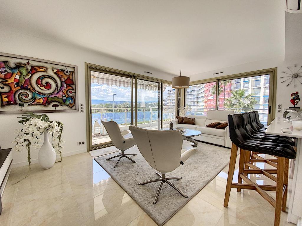 Bright 2-Bedroom apartment with terrace & parking - 4