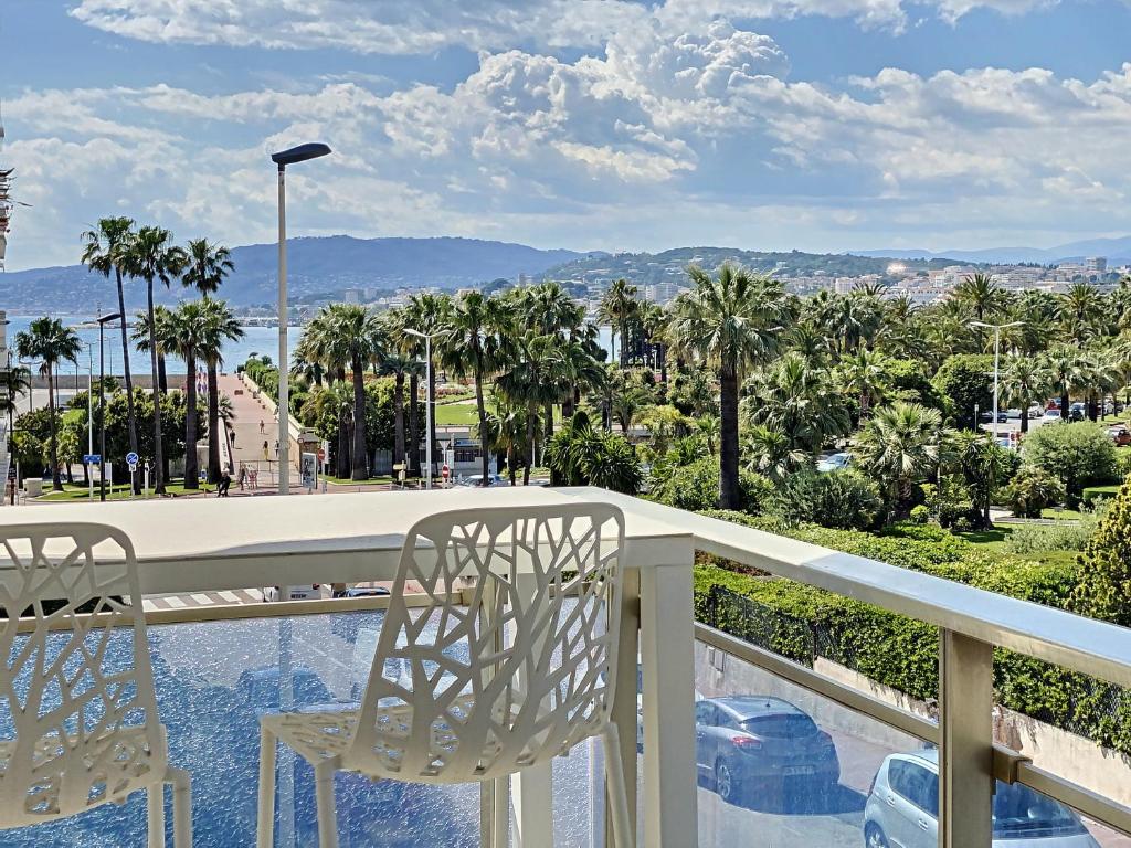 Bright 2-Bedroom apartment with terrace & parking - 5