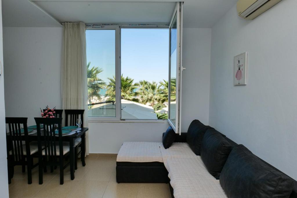 Roses Apartment, Golem