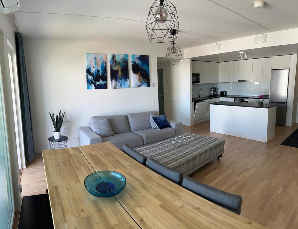 Modern, bright 2 bedroom apartment with great views, Helsinky
