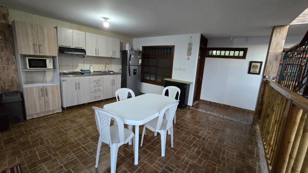 Casa Vieja Alba Inés con Estacionamiento Buga - 4