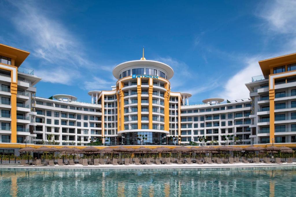 Azura World Hotel — Hotel building in Alanya