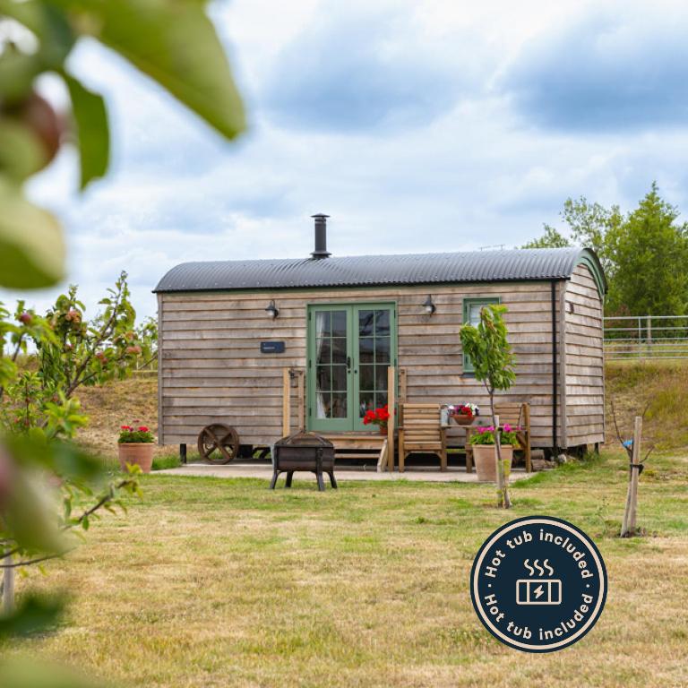 Coldharbour Luxury Shepherds Hut with Hot Tub, Stone