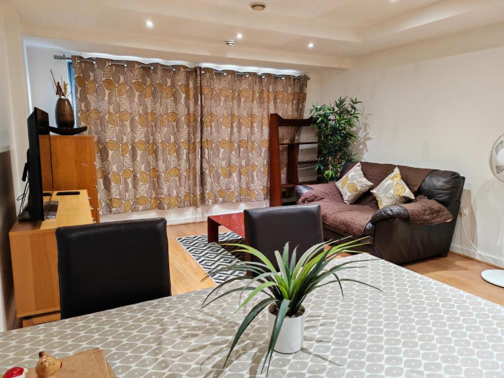 Paramount nest, Swindon