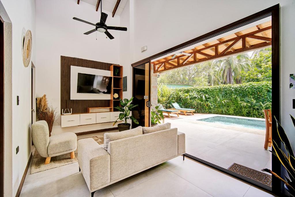 Casa violeta modern villa pool steps from the beach, Talamanca