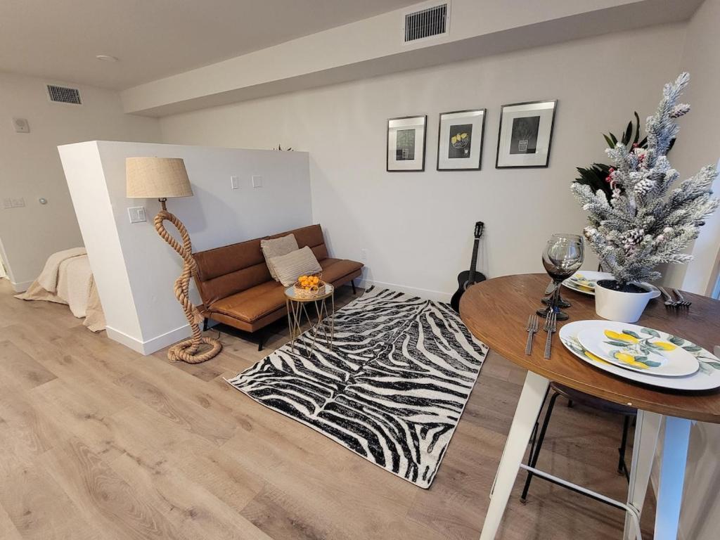 Stylish Studio with Parking, Near the Zoo, Airport, Downtown, Balboa Park, San Diego