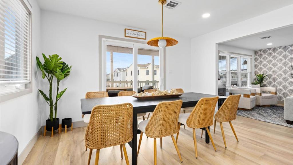 Sleeps 8 - Walk to Beach - Bright OC Condo, Ocean City