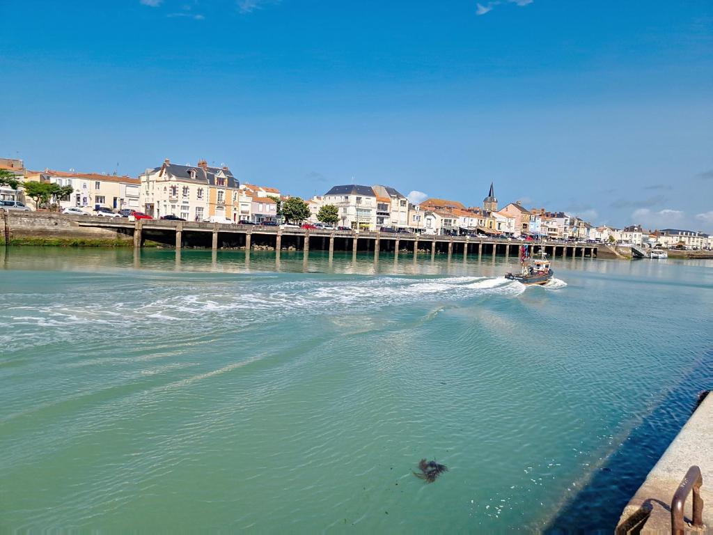 Maison rénovée proche plage et commerces, 3 chambres, 3 salles d'eau, confort moderne. - FR-1-331-86 - 5