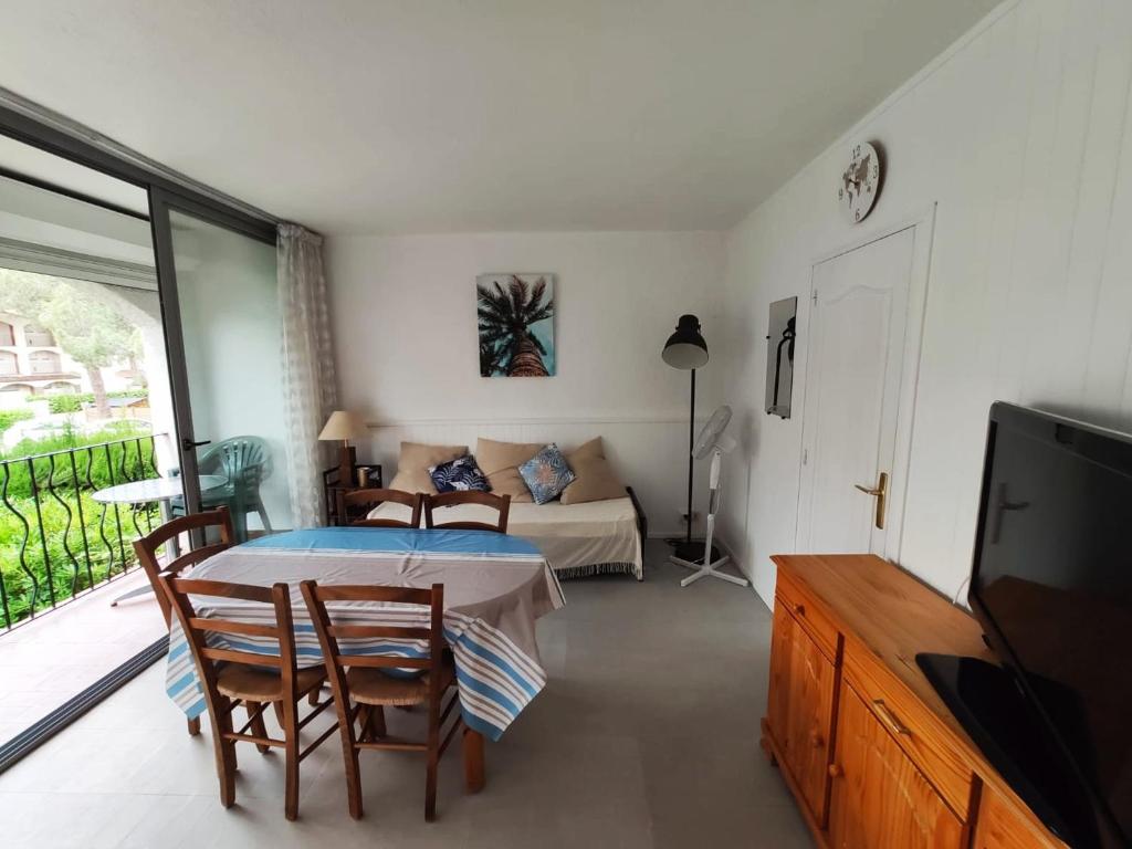 Appartement avec piscine, parking proche plage - FR-1-837-19 - 2