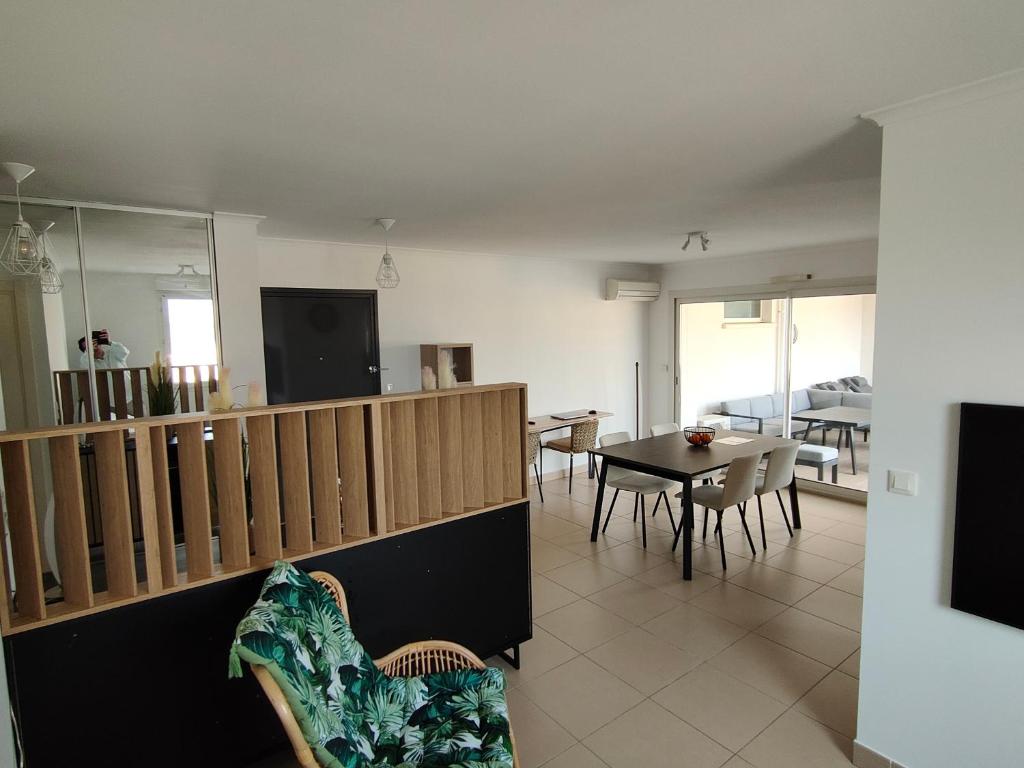 Appartement T2 avec Clim, WIFI, Terrasse et Garage à 200m Plage - FR-1-781-102 - 4