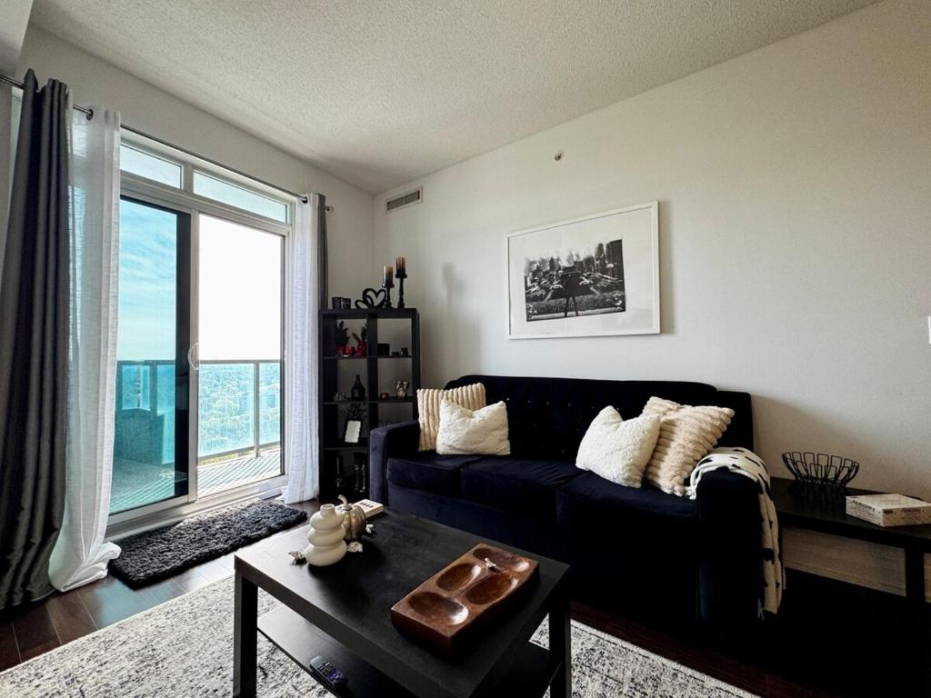 Prime Location with Stunning Views and Free Parking, Vaughan