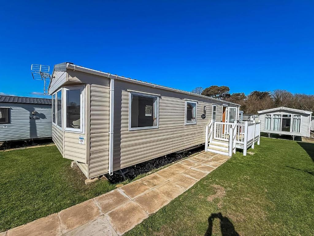 Lovely 4 Berth Caravan With Decking To The Side At Kessingland Beach Ref 90039Bc, Benacre