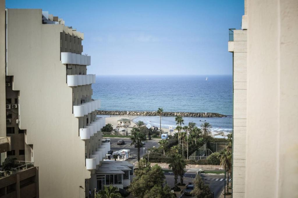 Skyline 1BR Apartment with City and Sea View Sea N' Rent, Herzliya B