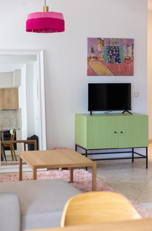 Just 7 Min from the Beach Stylish 2BR - 4