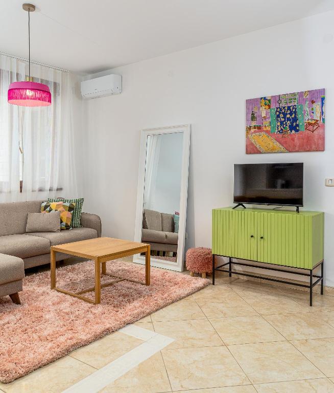 Just 7 Min from the Beach Stylish 2BR - 1