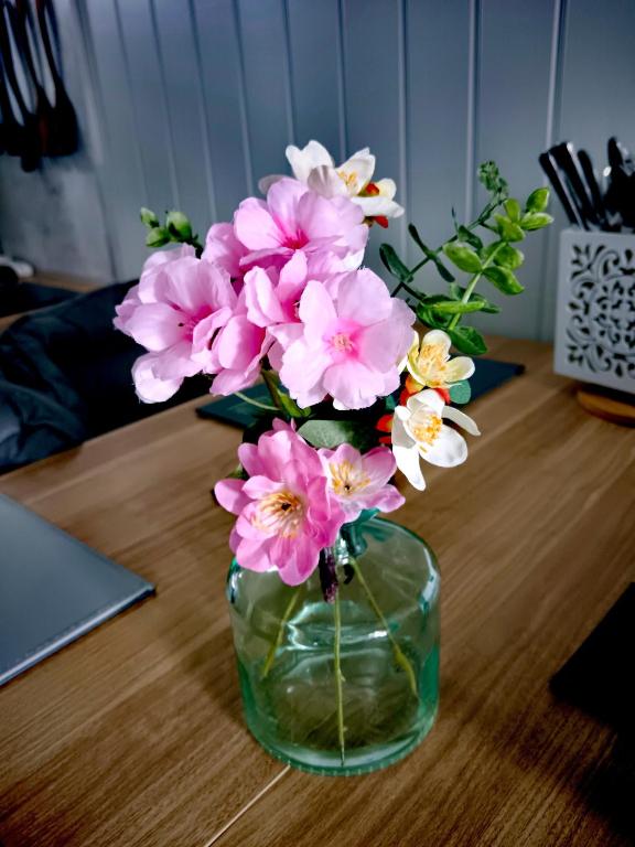 2-bedrooms, Private entrance, Sleep 4, Parking, Wifi, AirCon, Heating, Netflix, Derby