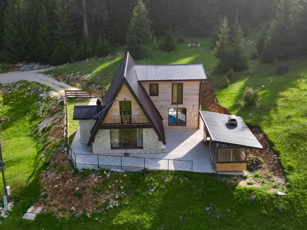 Vila Suvo vrelo sa unutrašnjim bazenom i saunom Jahorina - 1