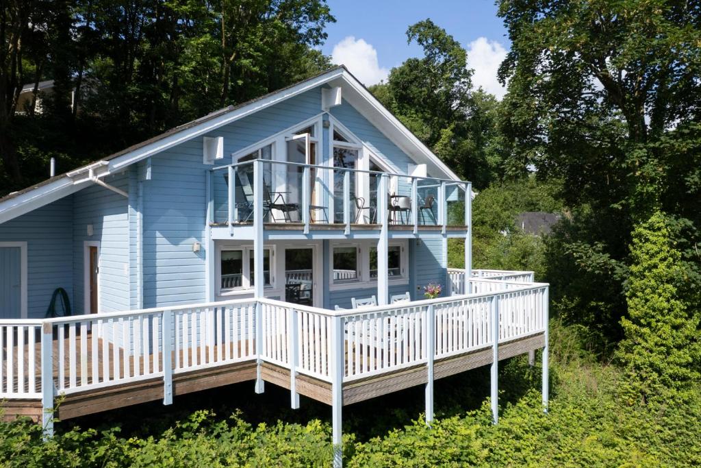 The Bluebell - Luxury Lodge with Hot Tub, Penally