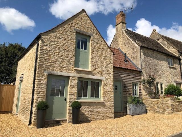 Luxury Cottage in Idyllic Cotswold Village nr Bath, Biddlestone