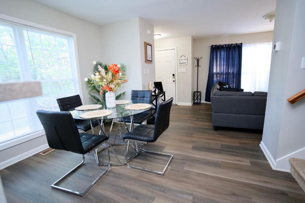 Modern Two BR Townhome, Workspace, Free Parking and Wi-Fi, Raleigh