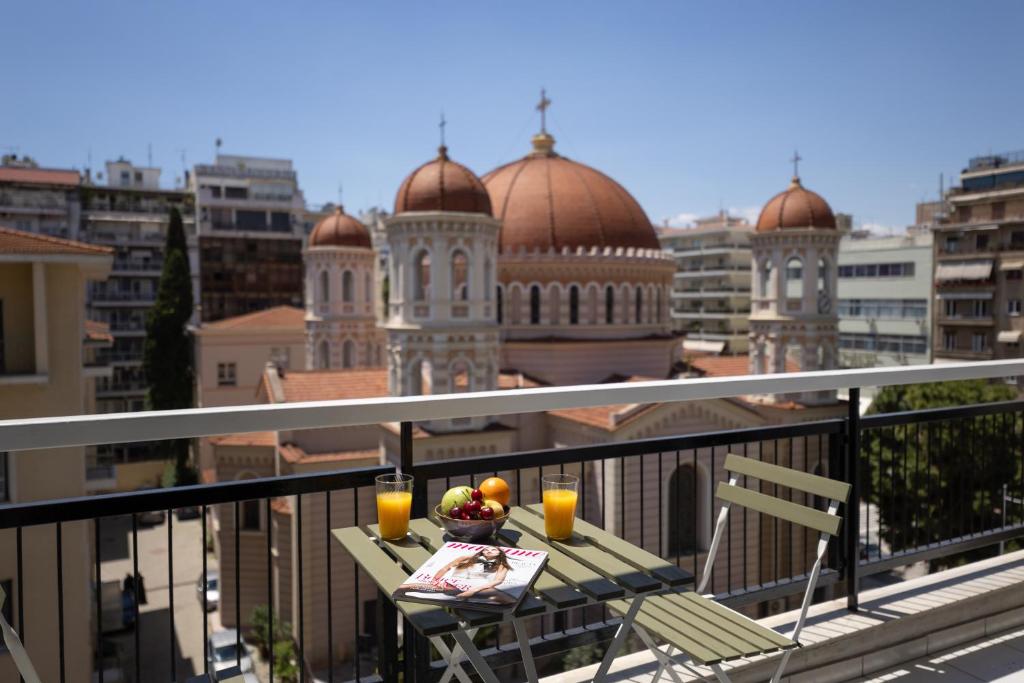 Big Stylish 2BR Apt City Views 3 Min Walk to Sea, Soluň