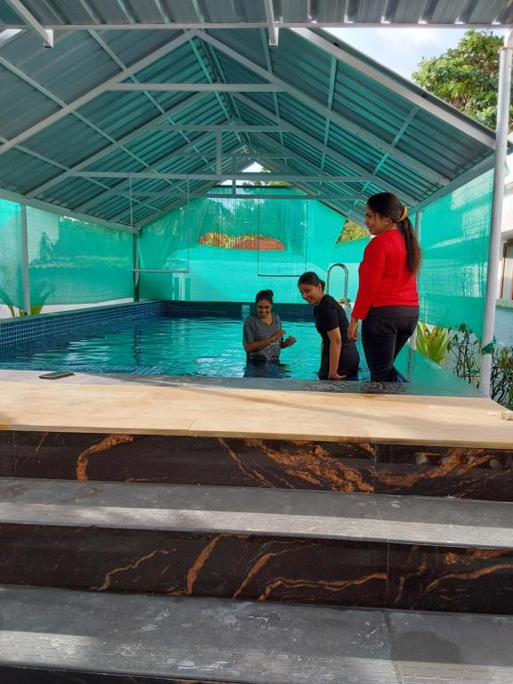 Johnson's Homestay With Pool & Ecohouseboat near town beach, Alleppey