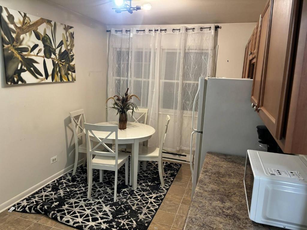 Serenity Stay IV, Evanston