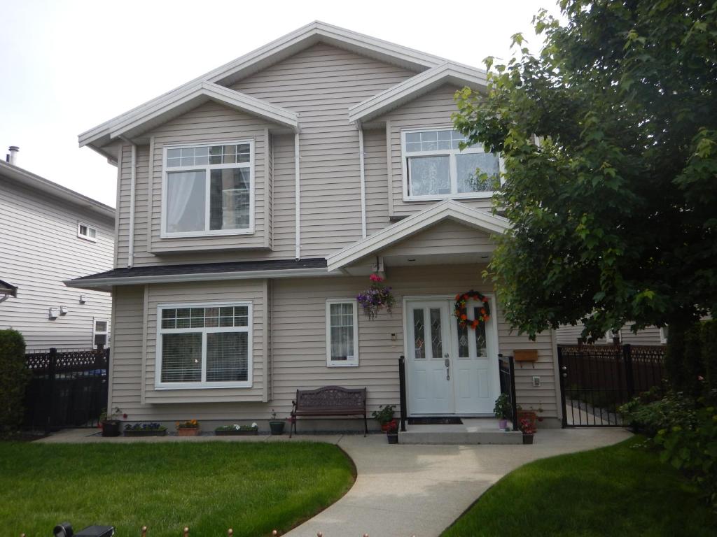 Clean and Quiet 2 bdr 2 bthr private entrance entire guests suite near Coquitlam Center mall and skytrain, Coquitlam