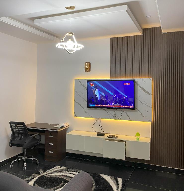 Grand Island Shortlet, Abudža