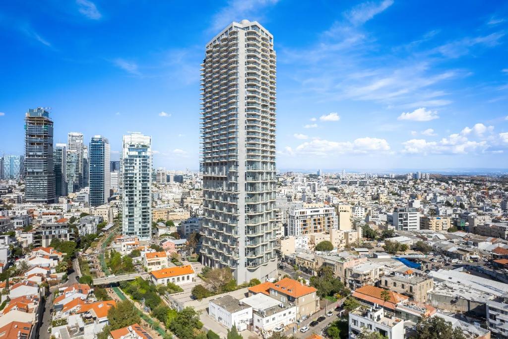 Neve Tzedek Tower 2BR Loft with Sea view Balcony, Parking, and Pool, Tel Aviv